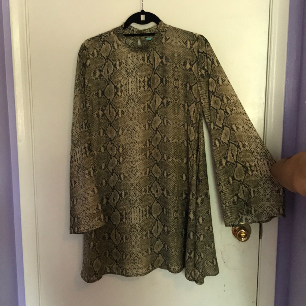 Long sleeve lose shirt ,could be used as a dress